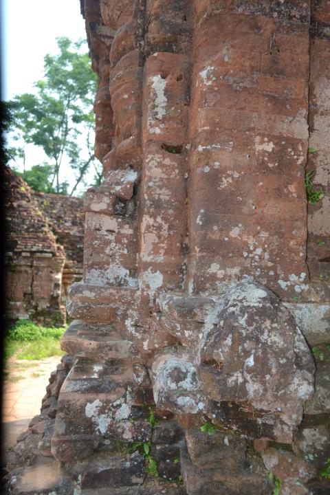 Khách[-]thăm[-]quan[-]"đục[-]khoét"[-]di[-]sản[-]thế[-]giới[-]Mỹ[-]Sơn